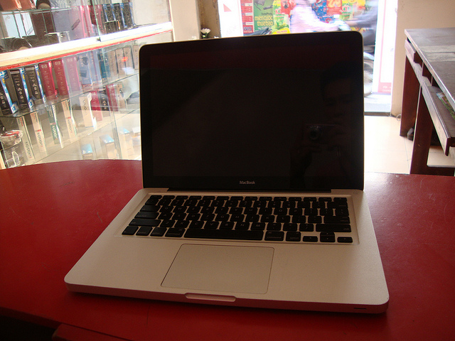 Macbook Unibody MB466,giá rẻ !